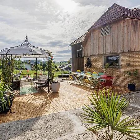 Vakantieboerderij Uelis-stoeckli-gaestezimmer Auf Bauernhof Mit Billiard Und Alpakatrekking