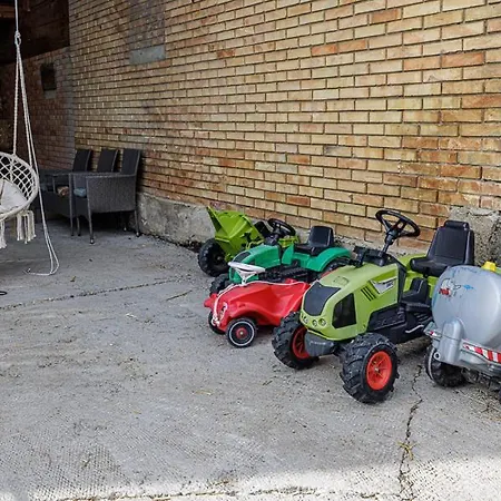 Uelis-stoeckli-gaestezimmer Auf Bauernhof Mit Billiard Und Alpakatrekking Meikirch